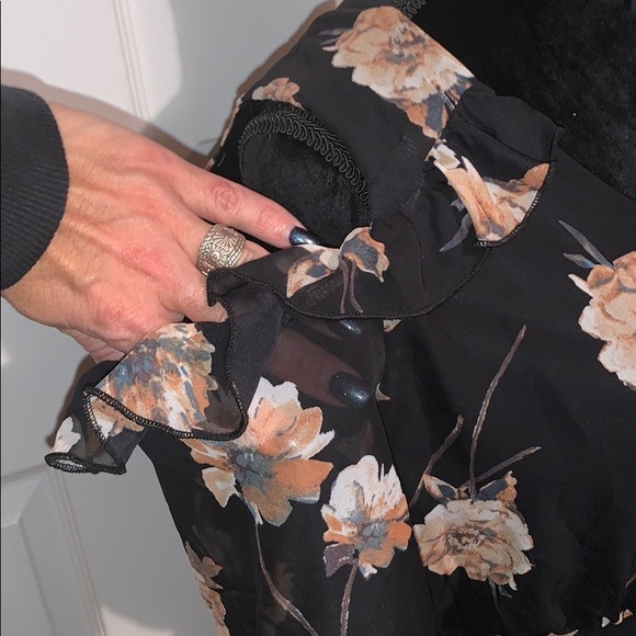 Sexy VENUS Cold Shoulder Blouse - Picture 6 of 8